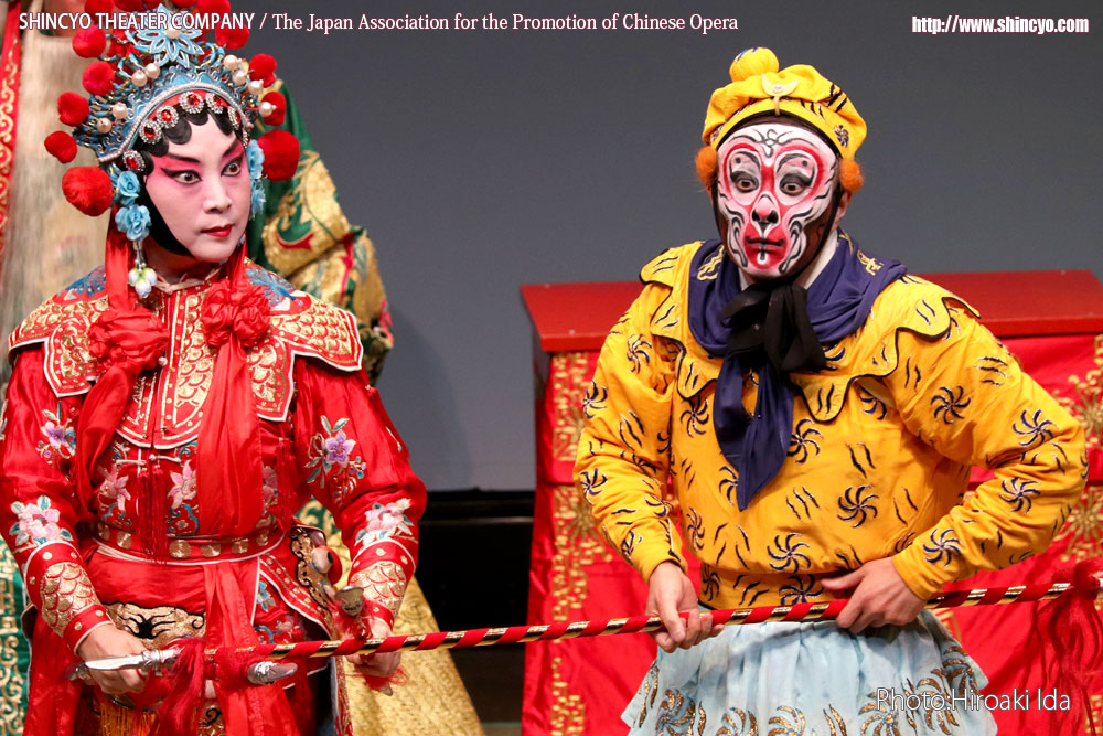 京劇　孫悟空　龍宮で大暴れ：小槍の立ち回り（孫悟空：石山雄太、龍女：張桂琴）　写真：井田裕明