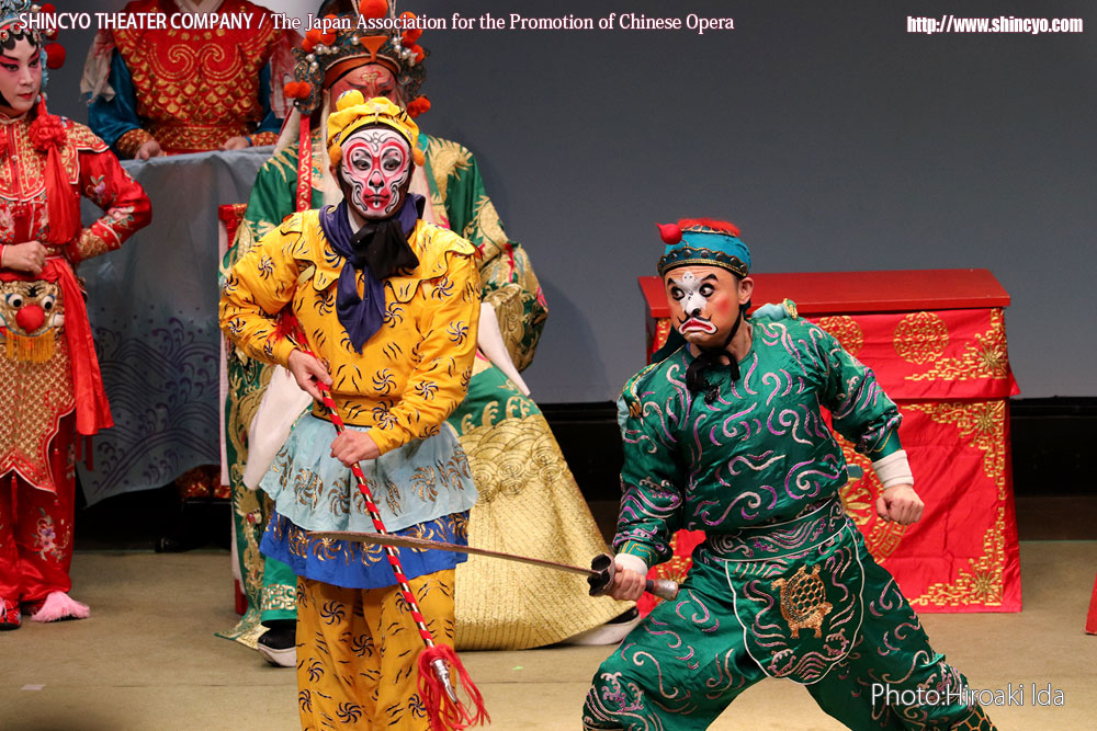 京劇　孫悟空　龍宮で大暴れ：槍と刀の立ち回り（孫悟空：石山雄太、亀元帥：劉佳）　写真：井田裕明