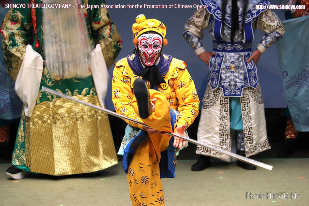 京劇　孫悟空　龍宮で大暴れ：如意棒（孫悟空：石山雄太）　写真：井田裕明