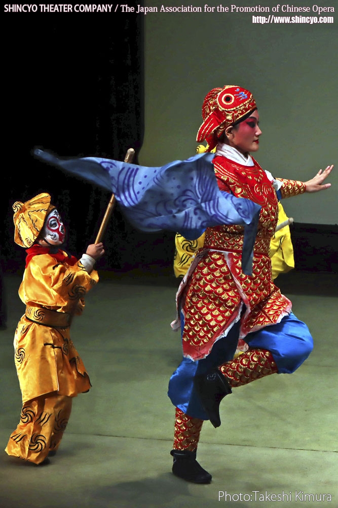 京劇　孫悟空　龍宮で大暴れ：開戦（小猿：髙橋澪奈、水族：張飛鳳）　写真：木村武司