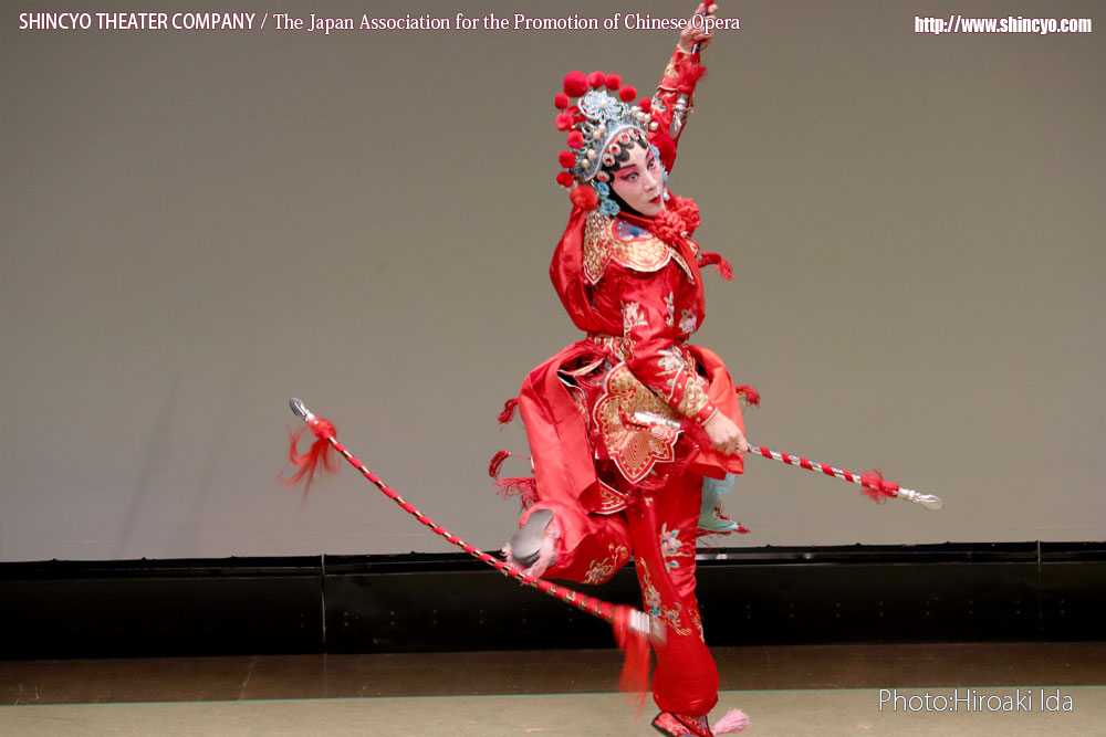 京劇　孫悟空　龍宮で大暴れ：開戦（龍女：張桂琴）　写真：井田裕明
